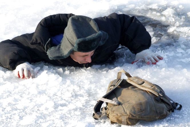 Jak wydostać się z lodu: instrukcje ratownika medycznego, które mogą uratować Ci życie (WIDEO) - zdjęcie nr 1